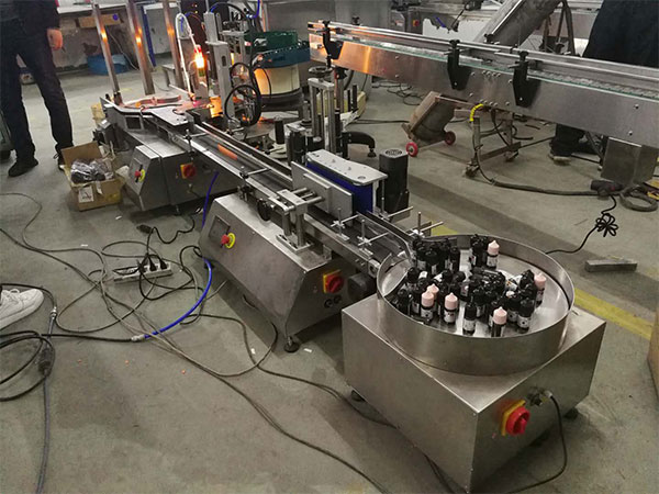 灌裝旋蓋機設(shè)備生產(chǎn)線