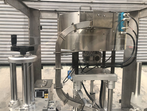 塑料瓶蓋旋蓋機-全自動灌裝塑料瓶旋蓋機生產(chǎn)線